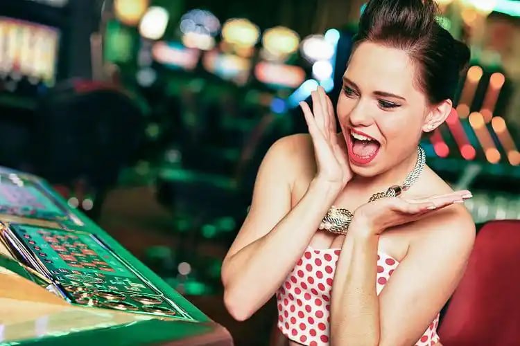 Pemuda menikmati taruhan live casino dengan ponsel di naga404