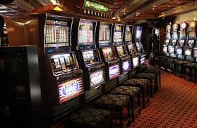 Meja permainan Live Casino dengan dealer profesional